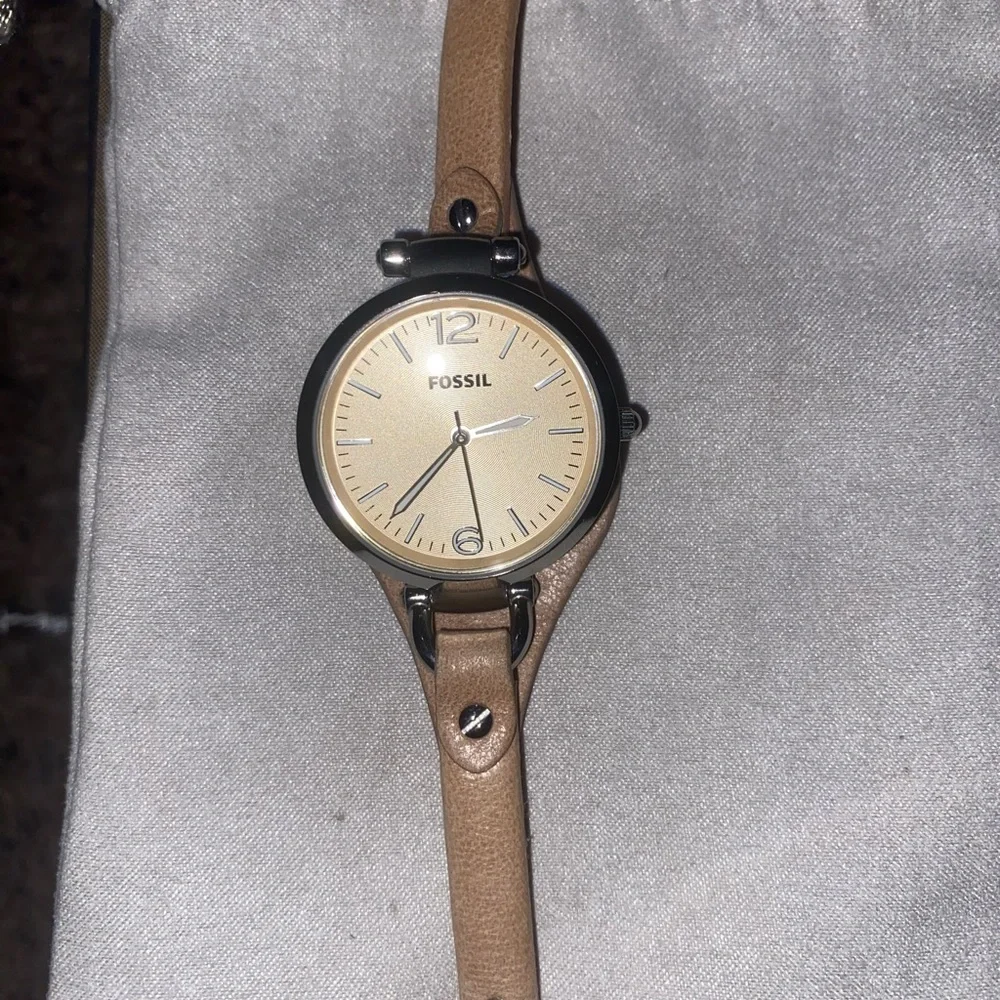 Women’s Fossil Watches Genuine Leather - Picture 3 of 4